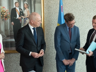 Minister President Eman ta duna regalo simbolico na presidente di Eerste y Tweede Kamer